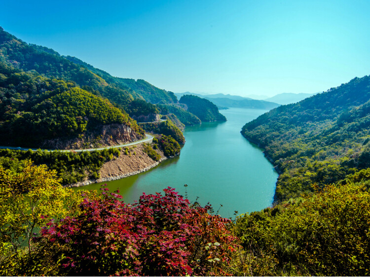 华夏绝美 绿江村
鸭绿江风景名胜区是国务院于一九八八年批准的国家重点风景名胜区。由绿江、水丰、太平湾、虎山、大桥、江口六大景区100多个景点组成，以自然风光旂旎、人文景观荟萃、地理位置独特、环境质量优越而驰名中外，是一览两国风光，凭吊历史遗迹，兼容度假休养、科学考察和异国旅游于一体的河川型风景名胜区。
绿江，则位于宽甸满族自治县东部山区，东与吉林省，集安市接壤，南与朝鲜民主主义人民共和国隔江相望。鸭绿江水与浑江水在这里犹如二龙聚首，把绿江这个东方明珠高高举起。绿江村距宽甸县城130公里，距集安110公里，距恒仁110公里左右，是两国、两省、两江、三县的交汇处。