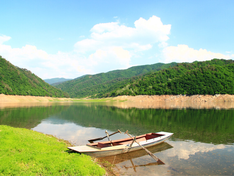 华夏绝美 绿江村
鸭绿江风景名胜区是国务院于一九八八年批准的国家重点风景名胜区。由绿江、水丰、太平湾、虎山、大桥、江口六大景区100多个景点组成，以自然风光旂旎、人文景观荟萃、地理位置独特、环境质量优越而驰名中外，是一览两国风光，凭吊历史遗迹，兼容度假休养、科学考察和异国旅游于一体的河川型风景名胜区。
绿江，则位于宽甸满族自治县东部山区，东与吉林省，集安市接壤，南与朝鲜民主主义人民共和国隔江相望。鸭绿江水与浑江水在这里犹如二龙聚首，把绿江这个东方明珠高高举起。绿江村距宽甸县城130公里，距集安110公里，距恒仁110公里左右，是两国、两省、两江、三县的交汇处。