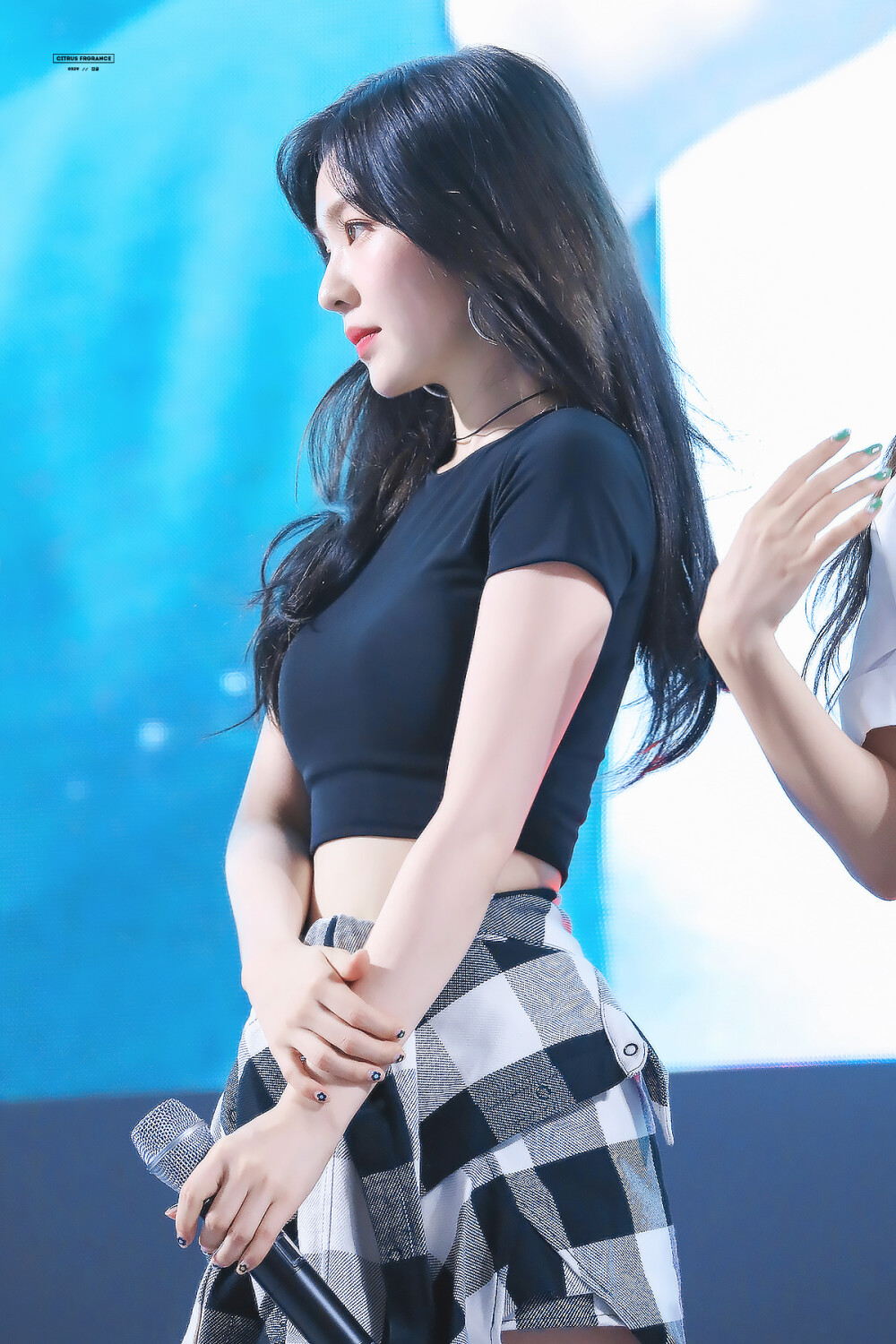 my heart burns there too." "你的秀发是冬天的火焰,一月的余烬.