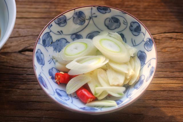 ◢酸辣白菜夏天的餐桌上，一盘清脆爽口解油腻的大白菜也必不可少，色香味都齐了~食材：白菜叶适量、小米辣3个、酱油1汤匙、陈醋两汤匙、盐适量、葱姜蒜各适量、油两汤匙、香油几滴1.白菜叶洗净，用手撕开成大块儿待用，不建议用刀切开，手撕的更容易入味儿2.葱姜蒜和小米辣全部改刀待用，没有小米辣就用干辣椒代替3.用酱油、陈醋和盐，兑成碗汁儿，搅匀待用4.热锅热油，加入葱姜蒜和小米辣，小火炒出香味儿5.加入白菜叶，快速翻炒几下，炒至白菜叶微微发软6.倒入碗汁儿，继续翻炒均匀，淋入几滴香油，关火出锅即可