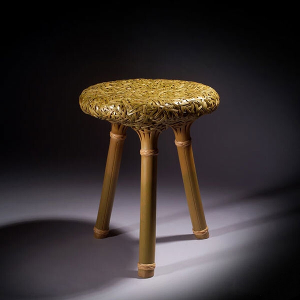 BAMBOOL STOOL
设计师：周育润
工艺师：竹编工艺师 苏素任
No. Yii 06
这组竹凳传达竹的自然印象。轻巧结构的背后为繁复的制作工法，结合了竹管家具及竹编这2种工艺；3支原生竹管椅脚，顶端剖成富有弹性的竹片，运用乱编法编成座面，酝酿出从生态到人文的渐变。本设计共有高矮2款，此处为矮凳。