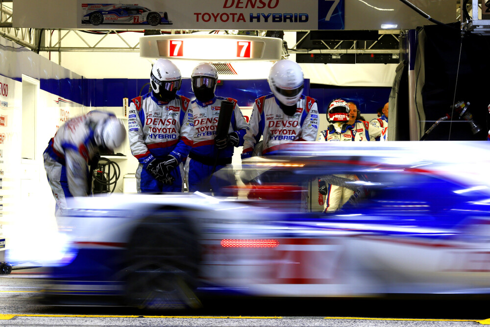 General 5184x3456 long exposure racing Toyota