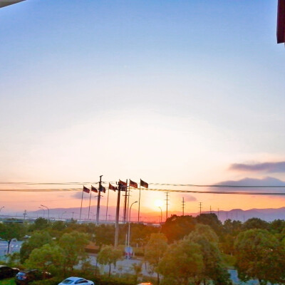 其实成长就是
自己心事多一点
向别人倾诉少一点；
渐渐承担多一点
与父母沟通少一点；
所以加油吧，每一个在奋斗的少年，不被眼前的安逸荒废，不被生活困难击倒，不辜负这份成长的蜕变！努力向前，因为每向前一步都…