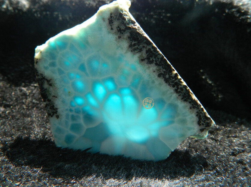 拉利玛是音译名，国内称之为海纹石，主要产自多米尼加，是该国的国石。海纹石是含铜针钠钙石，硬度在4-5之间，基色为白色，因渗入了铜元素，而呈现出蓝色，形成了蓝绿色夹白色的海水泛波形态。