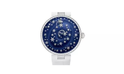 Chaumet 尚美巴黎 Les Ciels de Chaumet天穹皓境高定珠宝套系 ‘Etoiles Etoiles’腕表
亮蓝色漆面表盘
不同颜色亮漆面表盘的自动上链机械创意复杂功能腕表，伴随着白金星星的点缀，亮相在‘EtoilesEtoiles’套系…