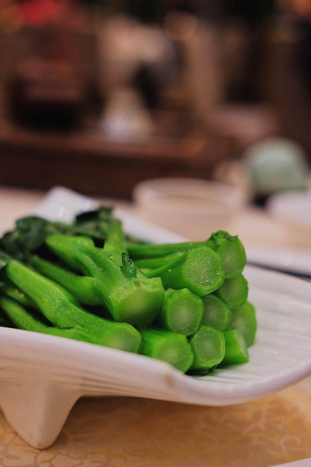 顺德人家食府炸鲜奶。伦教糕。紫薯挞。白灼菜心。蟹子肉烧卖。豉汁蒸排骨。排骨蒸陈村粉。羡慕顺德人民能常常吃到这样的早茶～和几个好友一起喝喝茶聊聊天，一顿早茶吃到十点，舒舒服服