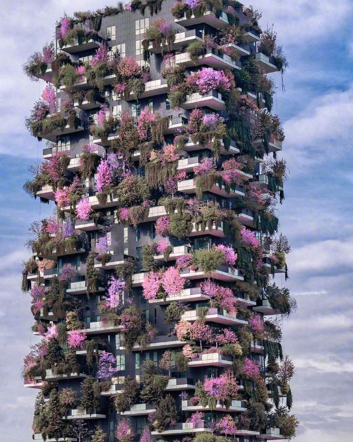 【垂直森林 Bosco Verticale】坐落在米兰的一对公寓，两栋楼共计8,900平方米的露台上、种了900多棵树。作为最新的绿色节能循环建筑，这里的雨水和污水都会经过处理后循环利用，树木和植物可以降低光污染并散热。对种植的植物也会进行选择，一般会选择根系不那么发达的藤或灌木，同时防穿刺的防水材料可以防止树根对建筑的破快。