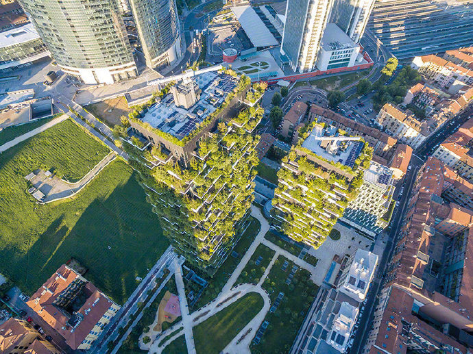 【垂直森林 Bosco Verticale】坐落在米兰的一对公寓，两栋楼共计8,900平方米的露台上、种了900多棵树。作为最新的绿色节能循环建筑，这里的雨水和污水都会经过处理后循环利用，树木和植物可以降低光污染并散热。对种植的植物也会进行选择，一般会选择根系不那么发达的藤或灌木，同时防穿刺的防水材料可以防止树根对建筑的破快。