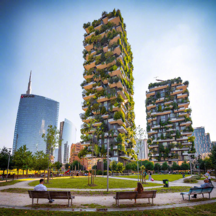 【垂直森林 Bosco Verticale】坐落在米兰的一对公寓，两栋楼共计8,900平方米的露台上、种了900多棵树。作为最新的绿色节能循环建筑，这里的雨水和污水都会经过处理后循环利用，树木和植物可以降低光污染并散热。对种植的植物也会进行选择，一般会选择根系不那么发达的藤或灌木，同时防穿刺的防水材料可以防止树根对建筑的破快。