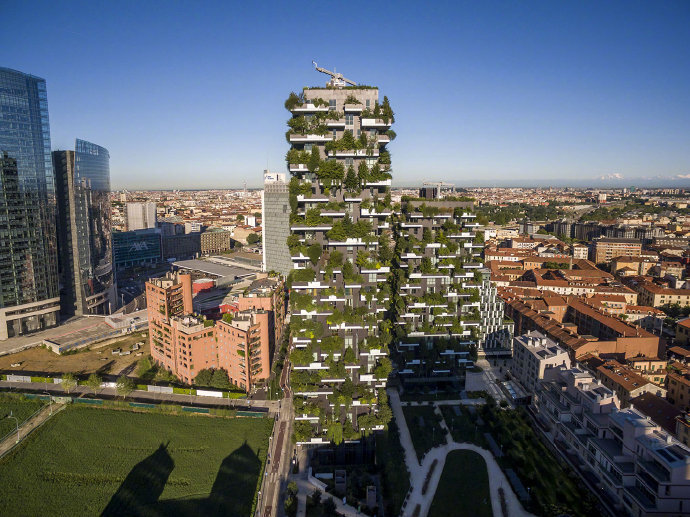 【垂直森林 Bosco Verticale】坐落在米兰的一对公寓，两栋楼共计8,900平方米的露台上、种了900多棵树。作为最新的绿色节能循环建筑，这里的雨水和污水都会经过处理后循环利用，树木和植物可以降低光污染并散热。对种植的植物也会进行选择，一般会选择根系不那么发达的藤或灌木，同时防穿刺的防水材料可以防止树根对建筑的破快。