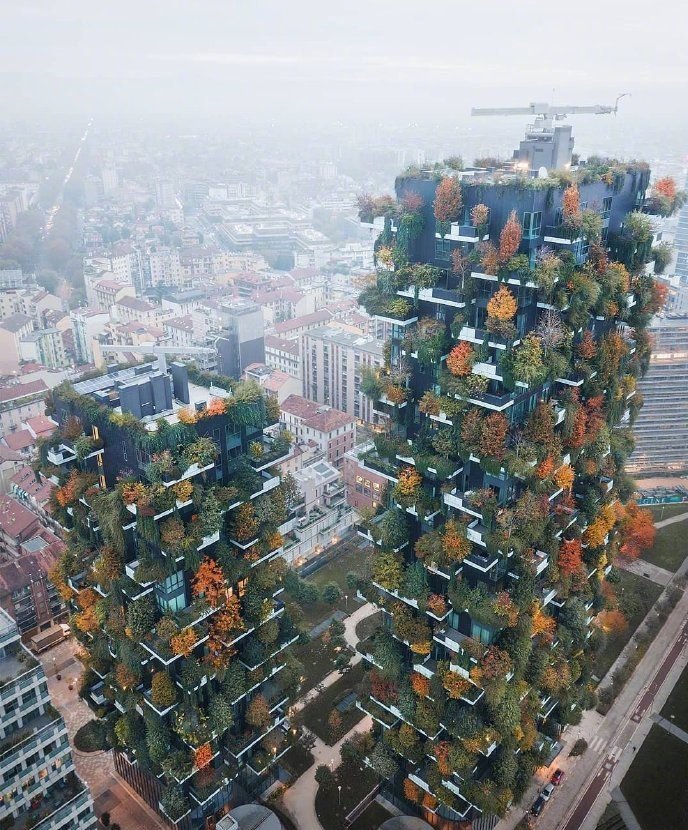 【垂直森林 Bosco Verticale】坐落在米兰的一对公寓，两栋楼共计8,900平方米的露台上、种了900多棵树。作为最新的绿色节能循环建筑，这里的雨水和污水都会经过处理后循环利用，树木和植物可以降低光污染并散热。对种植的植物也会进行选择，一般会选择根系不那么发达的藤或灌木，同时防穿刺的防水材料可以防止树根对建筑的破快。