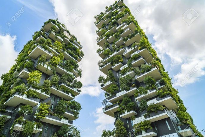 【垂直森林 Bosco Verticale】坐落在米兰的一对公寓，两栋楼共计8,900平方米的露台上、种了900多棵树。作为最新的绿色节能循环建筑，这里的雨水和污水都会经过处理后循环利用，树木和植物可以降低光污染并散热。对种植的植物也会进行选择，一般会选择根系不那么发达的藤或灌木，同时防穿刺的防水材料可以防止树根对建筑的破快。