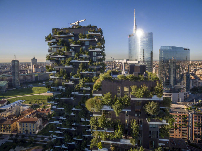 【垂直森林 Bosco Verticale】坐落在米兰的一对公寓，两栋楼共计8,900平方米的露台上、种了900多棵树。作为最新的绿色节能循环建筑，这里的雨水和污水都会经过处理后循环利用，树木和植物可以降低光污染并散热。对种植的植物也会进行选择，一般会选择根系不那么发达的藤或灌木，同时防穿刺的防水材料可以防止树根对建筑的破快。