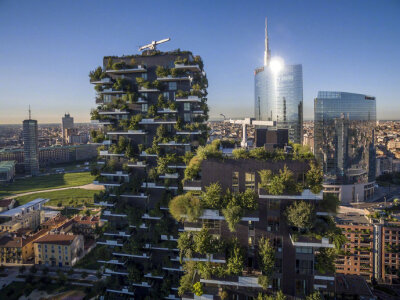 【垂直森林 Bosco Verticale】坐落在米兰的一对公寓，两栋楼共计8,900平方米的露台上、种了900多棵树。作为最新的绿色节能循环建筑，这里的雨水和污水都会经过处理后循环利用，树木和植物可以降低光污染并散热。对种…