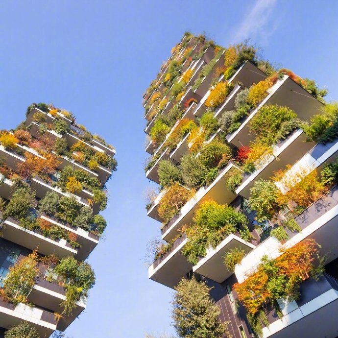 【垂直森林 Bosco Verticale】坐落在米兰的一对公寓，两栋楼共计8,900平方米的露台上、种了900多棵树。作为最新的绿色节能循环建筑，这里的雨水和污水都会经过处理后循环利用，树木和植物可以降低光污染并散热。对种植的植物也会进行选择，一般会选择根系不那么发达的藤或灌木，同时防穿刺的防水材料可以防止树根对建筑的破快。