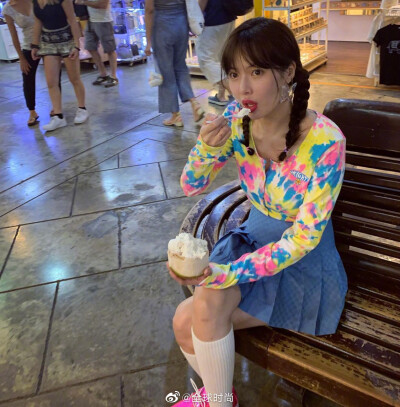 #泫雅水彩上衣# 泫雅新私服LOOK，水彩上衣搭配蓝色半身裙，足球袜配荧光粉松糕鞋，整体颜色相当跳跃，今年的泫雅风小花如此风靡，不知新晋“带货女王”的这波单品，你要get吗？