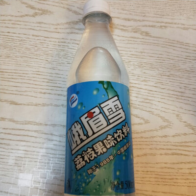 成都的汽水
峨眉雪
荔枝果味饮料
感觉汽要比可乐，雪碧一类的少一点，不是那么冲喉咙，emmm荔枝味能尝到，不浓，很合适