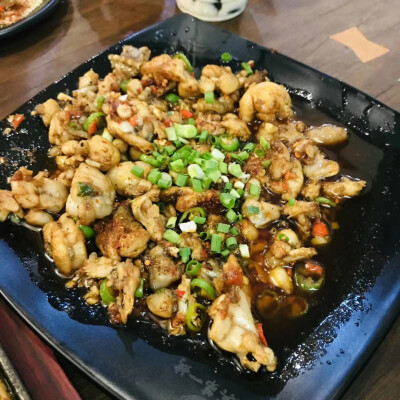 成都，宜宾第一烤（川QBBQ九眼桥旗舰店）
地址：锦江区宏济上路138号
烧烤，烤牛蛙，包浆豆腐，烤茄子，烤玉米串（第一次吃一颗一颗串的烤玉米），烤脑花，烤鼻筋（这是什么东西……咬起来竟然像是金针菇脆脆的）
总…