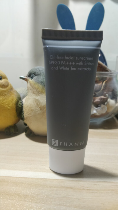 Thann紫苏防晒 SPF 30 PA+++，这款防晒霜基本能满足日常防晒了，质地比较像乳液，延展性很好，刚上脸会泛白，油皮感觉会有点厚重，轻微闷痘，楼主应该不会回购了