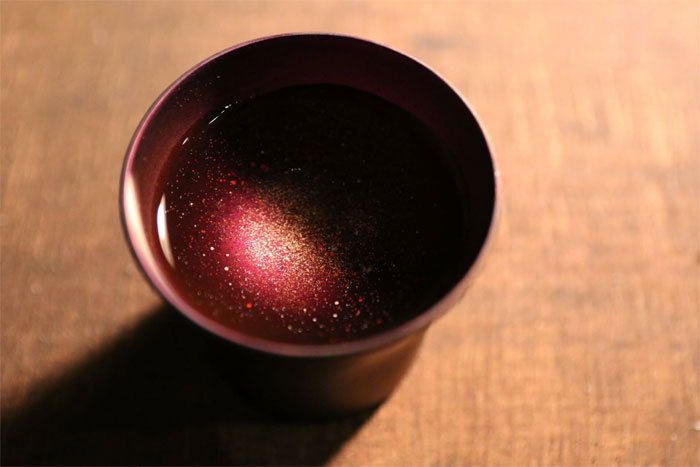 【斟满一杯灿若星河】这些漂亮的米酒杯是由日本艺术家Hiromi Sato 手工制作的，当杯中装满清澈的液体时，它们会显出一杯杯的银河星系，且不说杯中米酒是否醉人，光是这杯绚烂的星河就足以把人迷醉。