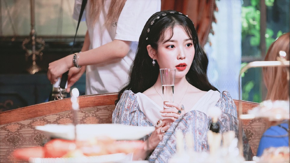 IU.张满月。