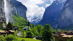 劳特布龙嫩（Lauterbrunnen）是瑞士伯恩州烟特勒根区的一个小镇。它位于少女峰地区的西面，从山崖上落下来70多个瀑布和小河，所以劳特布龙嫩的德语直译是很多的泉水，这个小镇是名副其实的瀑布镇。