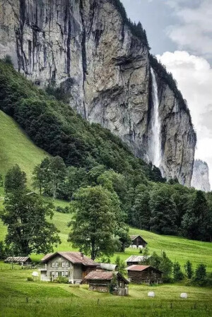 劳特布龙嫩（Lauterbrunnen）是瑞士伯恩州烟特勒根区的一个小镇。它位于少女峰地区的西面，从山崖上落下来70多个瀑布和小河，所以劳特布龙嫩的德语直译是很多的泉水，这个小镇是名副其实的瀑布镇。