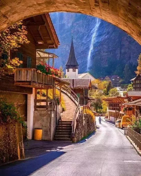 劳特布龙嫩（Lauterbrunnen）是瑞士伯恩州烟特勒根区的一个小镇。它位于少女峰地区的西面，从山崖上落下来70多个瀑布和小河，所以劳特布龙嫩的德语直译是很多的泉水，这个小镇是名副其实的瀑布镇。