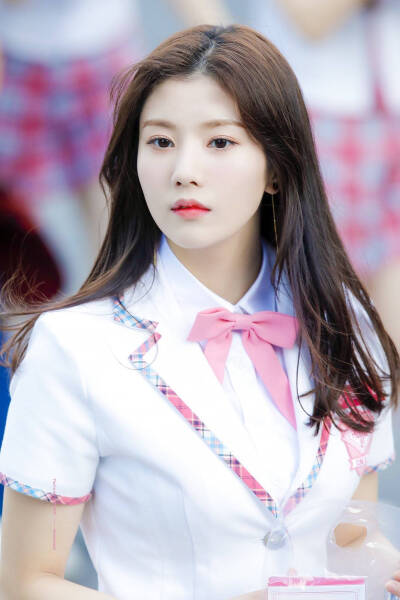 IZ*ONE izone 矮子王
女孩们一直走花路