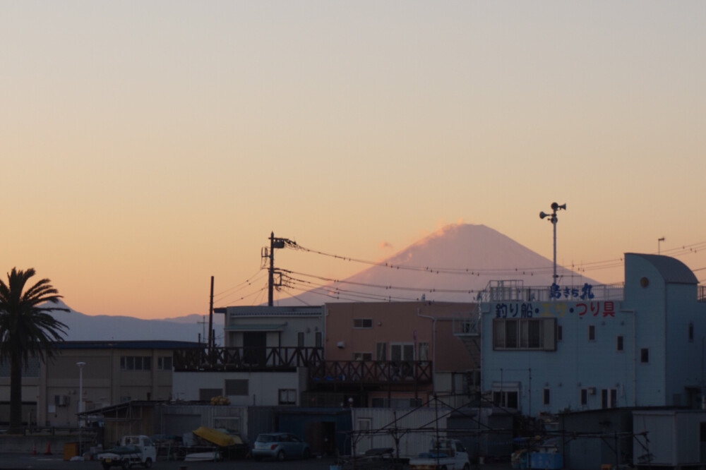 富士山
拍摄于江之岛大桥
那天的风真的好大啊啊啊啊