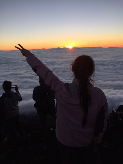 晚上8:00-早上6:00
距离山顶约100m时天已开始亮了
半夜数次想放弃，然而。。。半山腰上没有索道，根本没有回头路！
登顶那一刻，日出那一刻，我想我不会忘记