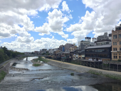 京都鸭江
河水很清澈，河边有放学聚在一起玩水的中学生，桥下有乘凉的大爷大妈，蓝天白云，就像漫画中的场景。
回国倒计时半个月
想家，想朋友们了