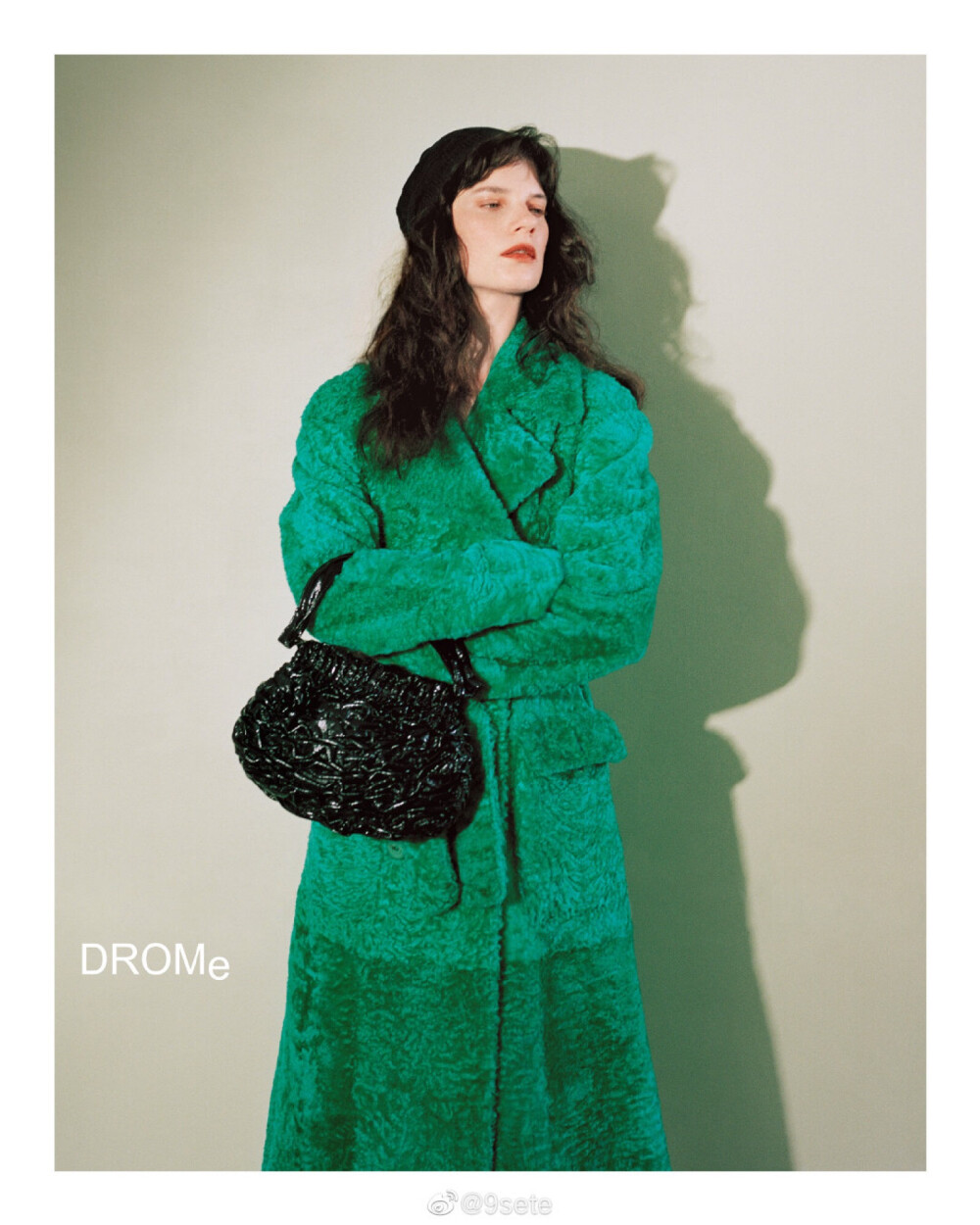 Querelle Jansen @ DROMe F/W 2019 Campaign by Danielle Neu
在描述她的系列时，品牌创意总监Marianna Rosati谈到她受罗马尼亚艺术家Constantine Brancusi的作品启发，捕捉到了女性心灵的神秘和魔力。
于是Marianna Rosati找来了摄影师Danielle Neu进行再度合作，很明显她是这项工作的理想人选，她的单色肖像能够从自我中汲取深刻的梦幻情感，她符合Marianna Rosai对幻想女性的美学目标的愿望，她通过最小和最简单的场景捕捉到与Constantine Brancusi雕塑相似的模样。