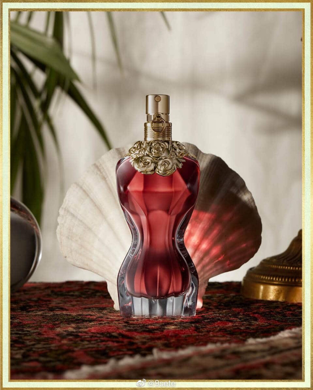 Jean Paul Gaultier “Le Belle” & “La Beau” New Fragrances 2019 Campaign by Jean Paul Gaultier
进入Jean Paul Gaultier的秘密花园，你会看见La Belle和Le Beau之间的情感诱惑，这是Jean Paul Gaultier推出的全新“夫妻”系列香氛广告，超模Daphne Groeneveld & Chris Bunn共同出镜。
“La Belle”: 前中基调分别是活力绿梨、佛手柑和香草，结合起来是一个明亮、令人上瘾不可抗拒的香气。
“Le Beau”: 新鲜而强大的男士淡香，以零陵香豆和椰子香味以及佛手柑的清新香调为特色，适合超性感的男士用来诱人。