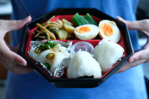 好久没有发便当了，因为没去上班。可是我还有在坚持做便当，因为这开始变成我养家糊口的技能啦欢迎厦门的小伙伴来订购噢，加我微信下单，微信号：ytarot