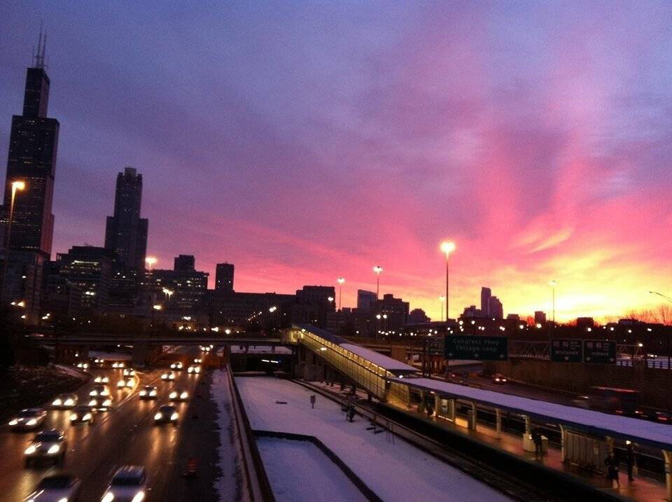 听着歌，看着自然美丽的风景，躺在草坪上，吹着暖风，看着夕阳，想着自己过去，傻笑