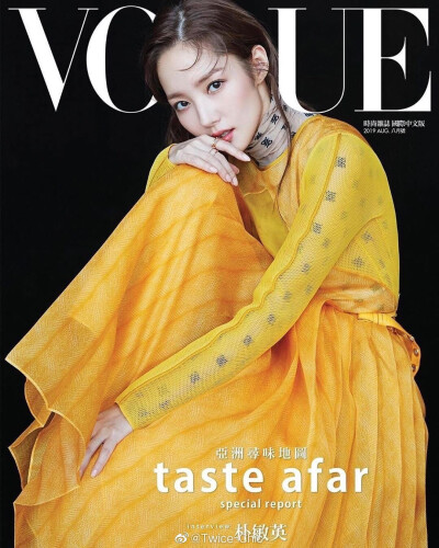 朴敏英 x VOGUE Taiwan 8月号封面大片 | 粉棕腮红与点亮鼻头的「小鹿微醺妆」配以黑色纱网上衣,精致优雅宛若黑天鹅. ​​​