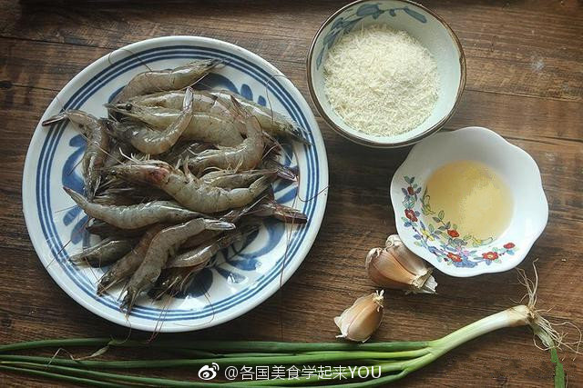 【避风塘炒虾】酥脆鲜香，有颜值上档次，过年过节想露一手？那这道菜超级适合你！食材：海虾400克、面包糠70克、蒜4瓣、料酒2勺、盐1小勺、胡椒粉少许、姜丝少许、葱花适量1.大虾洗净剪去虾须虾枪，挑虾线。加盐，料酒，胡椒粉，姜，葱腌15分钟左右2.平底锅内多放一些花生油，油温热后将虾倒入锅中，不停地翻面反复煎炸，直至变成金黄色，盛出待用3.利用锅底余油小火炒蒜末，煸黄煸香，要注意火候，不要炒焦了4.加入面包糠翻炒5.再调入1小勺盐，小火煸炒至面包糠变金黄色6.加入提前煎熟的大虾，翻炒均匀至面包糠裹在大虾表面，撒上葱花即可关火 转