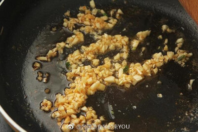 【避风塘炒虾】酥脆鲜香，有颜值上档次，过年过节想露一手？那这道菜超级适合你！食材：海虾400克、面包糠70克、蒜4瓣、料酒2勺、盐1小勺、胡椒粉少许、姜丝少许、葱花适量1.大虾洗净剪去虾须虾枪，挑虾线。加盐，料…