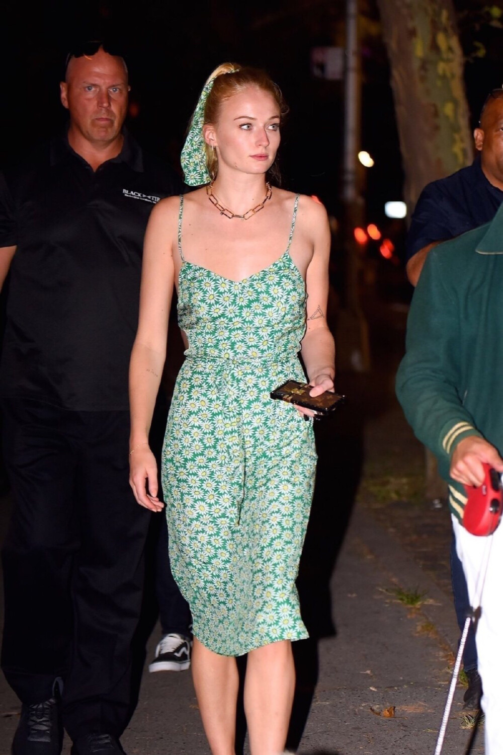 #Candids# Sophie Turner and Joe Jonas
Hvn Green Daisy Silk Scrunchie
Hvn Green Daisy Lily Slip Dress
Dior D-Connect Sneakers
Out With Their Dog in New York 007/28/2019
夏日造型[微风][微风][微风] ​​​