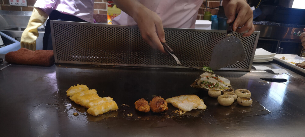 食宝街铁板烧，好吃且便宜，生蚝一口下去都没有尝味道，似乎有点不健康因为吃完好像肚子不舒服。