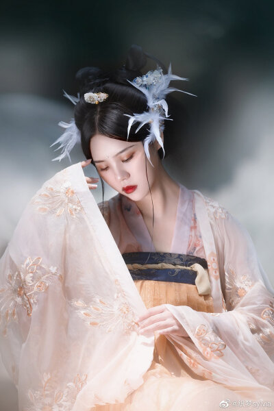 朱颜染尘
【茕兔】
茕茕白兔，东走西顾。
摄影后期@织梦sylvia
出镜、妆造@摩羯座老可爱 