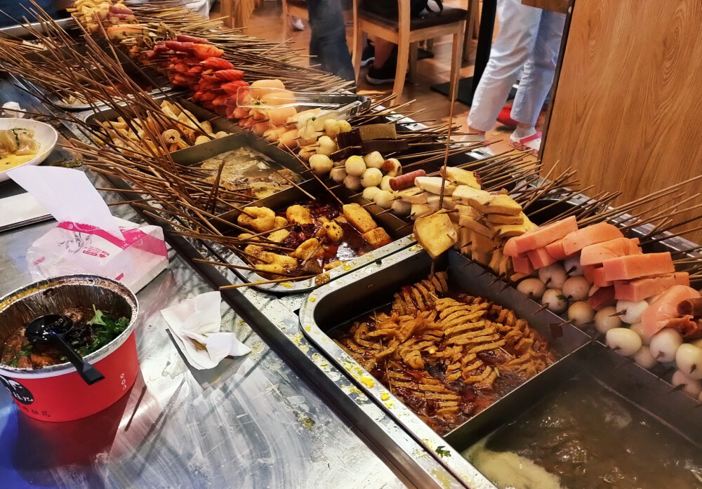 食寶街· 繼光香香雞超級好吃 鍋包肉酸酸甜甜的很酥 霸王烤腦花超級推薦 楊國福居然有了串串