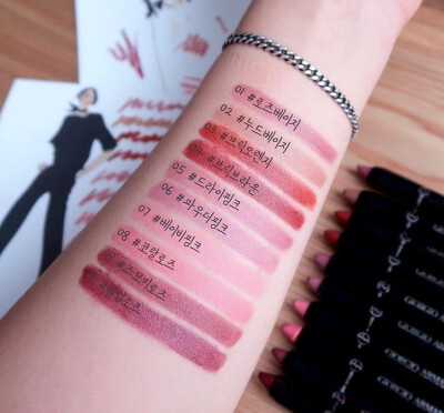 [cp]唇膏 | GIORGIO Armani Color Sketcher 阿玛尼推出新品唇颊两用笔，包装依然是简约高级风，一共推出十款色号选择，颜色都是很有秋季氛围的气质色系，玫瑰色系、奶茶色系、勃艮第色和橘棕色等，唇膏质地滋润易涂…