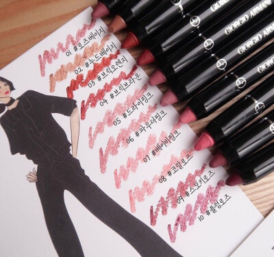 [cp]唇膏 | GIORGIO Armani Color Sketcher 阿玛尼推出新品唇颊两用笔，包装依然是简约高级风，一共推出十款色号选择，颜色都是很有秋季氛围的气质色系，玫瑰色系、奶茶色系、勃艮第色和橘棕色等，唇膏质地滋润易涂…