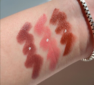 [cp]唇膏 | GIORGIO Armani Color Sketcher 阿玛尼推出新品唇颊两用笔，包装依然是简约高级风，一共推出十款色号选择，颜色都是很有秋季氛围的气质色系，玫瑰色系、奶茶色系、勃艮第色和橘棕色等，唇膏质地滋润易涂…