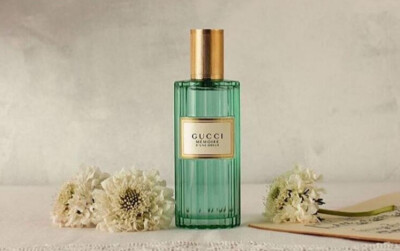 [cp]香水 | GUCCI Memoire D'Une Odeur Gucci推出首款中性香水，由Harry Styles为新香代言，以记忆之旅为主题，重溯记忆中的香氛能量，调制出具有复古风情的全新香调，简单又经典的绿色香水瓶真的很美！
前调：柑橘…