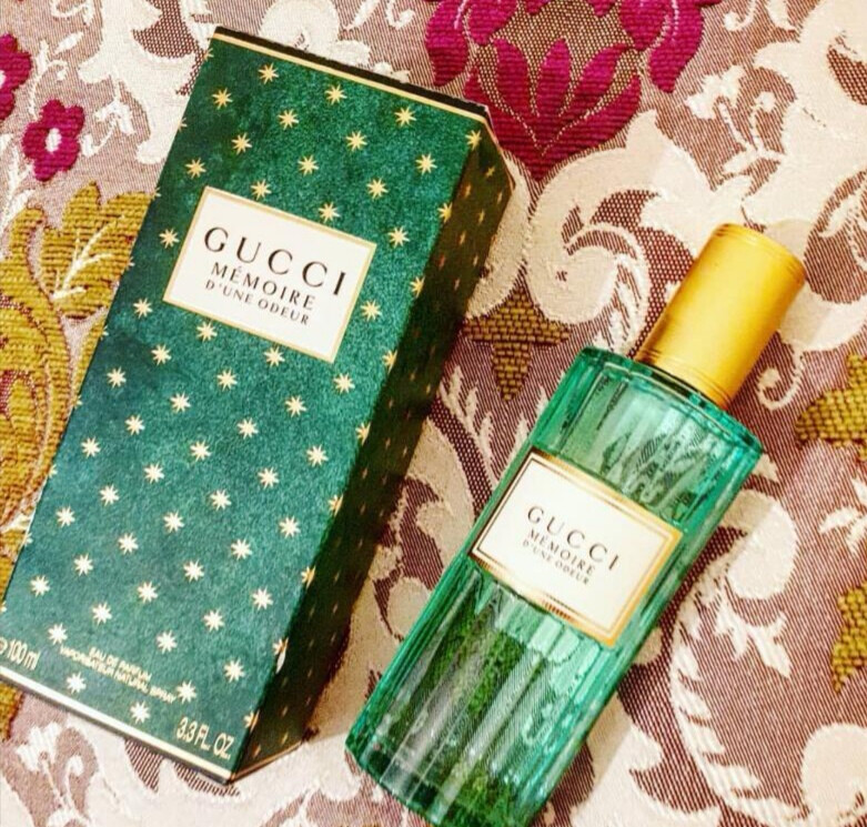 [cp]香水 | GUCCI Memoire D'Une Odeur Gucci推出首款中性香水，由Harry Styles为新香代言，以记忆之旅为主题，重溯记忆中的香氛能量，调制出具有复古风情的全新香调，简单又经典的绿色香水瓶真的很美！
前调：柑橘、珊瑚茉莉；中调：麝香；基调：香草、雪松木、檀香木。