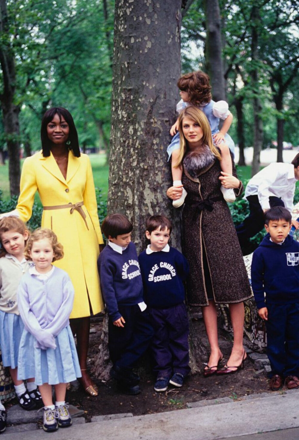 US Vogue September 2000
The Autumn Coat
Photographer: Arthur Elgort
Models: Erin O'Connor, #Angela Lindvall# & Oluchi Onweagba
Stylist: Tonne Goodman
Hair: Jimmy Paul
Make-Up: Christy Coleman
也是一组绝版大片儿了，全网都没看到几张图。搞到了洁版原片画质还算过的去，将就着看吧[二哈]
***勿二传***