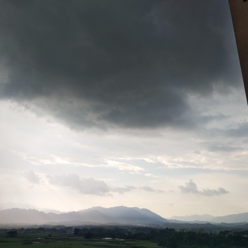 暴雨天，雷打的天都快塌了了
睡觉的时候没关窗，我在风雨中醒来了
然后发现停电了....
